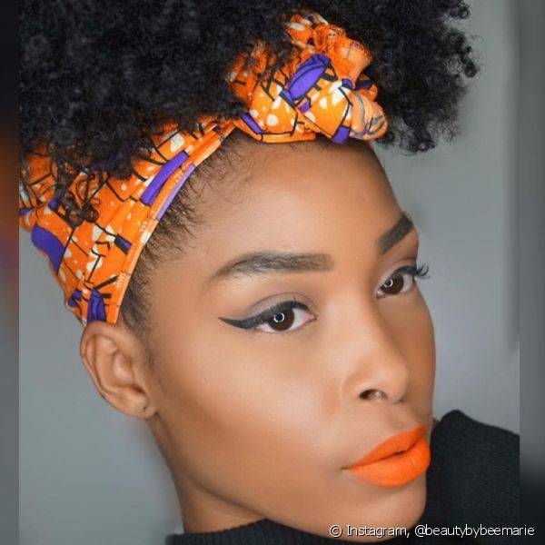 Cores de batons ousadas, como o laranja, ajudam a turbinar o look durante a transi??o e depois de assumir o cabelo natural (Foto: Instagram @beautybybeemarie)